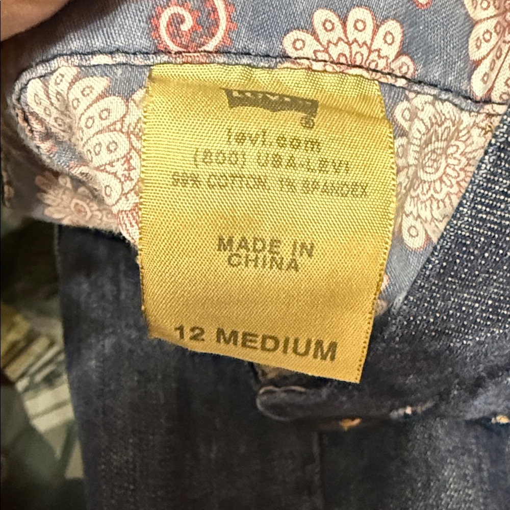 Levi’s Classic Blue Women's Jeans 12 medium. Boot cut back button pockets - Picture 3 of 4